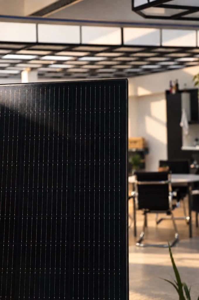 Photovoltaik-Modul im GED-Showroom Trossingen, Beratungsraum im Hintergrund